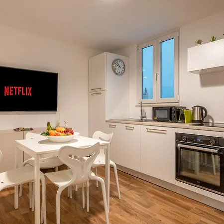 New Modern 2 Bedroom Near Policlinico