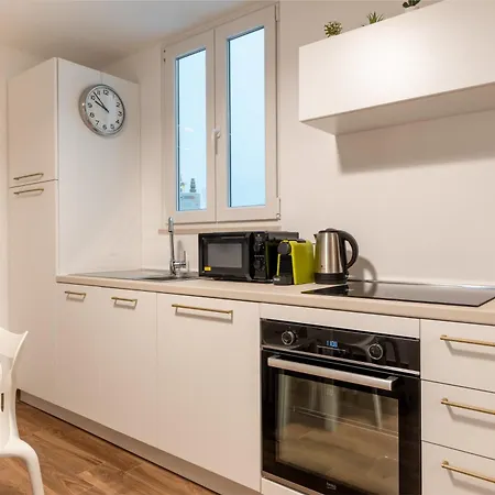 New Modern 2 Bedroom Near Policlinico