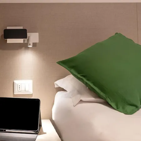 New Modern 2 Bedroom Near Policlinico *